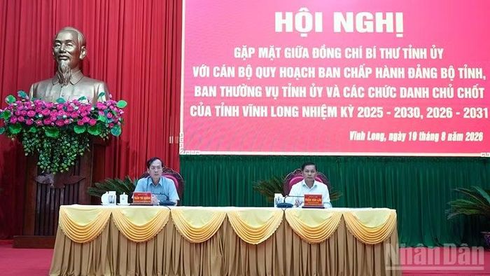 Lãnh đạo tỉnh Vĩnh Long trao đổi với cán bộ quy hoạch. (Ảnh: BÁ DŨNG)