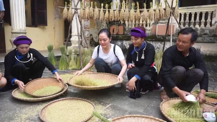 Du khách trải nghiệm hoạt động làm cốm tại Bắc Hà. (Ảnh: Ủy ban nhân dân xã Bắc Hà)