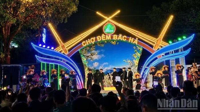 Chợ đêm Bắc Hà là điểm đến thu hút đông đảo người dân và du khách. (Ảnh: Ủy ban nhân dân xã Bắc Hà)