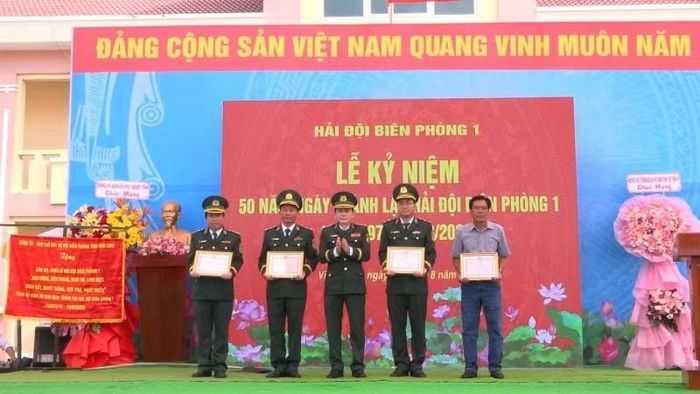 Hải đội Biên phòng 1 khen thưởng 5 tập thể, cá nhân có thành tích xuất sắc trong thực hiện nhiệm vụ bảo vệ chủ quyền, an ninh biên giới quốc gia. (Ảnh: XUÂN LỘC)
