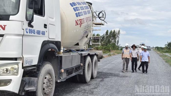 Nhà thầu huy động máy móc, thiết bị để đẩy nhanh tiến độ dự án.