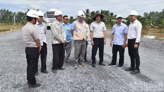 Chủ đầu tư trao đổi với các nhà thầu thi công dự án.