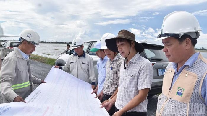 Chủ đầu tư thường xuyên kiểm tra thực tế tại công trường để kịp thời tháo gỡ khó khăn, đôn đốc nhà thầu đẩy nhanh tiến độ.