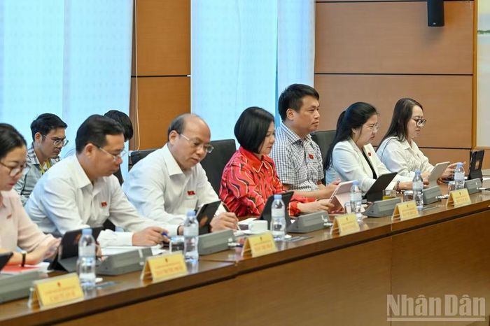 Các đại biểu Quốc hội thảo luận tại tổ. (Ảnh: THỦY NGUYÊN)
