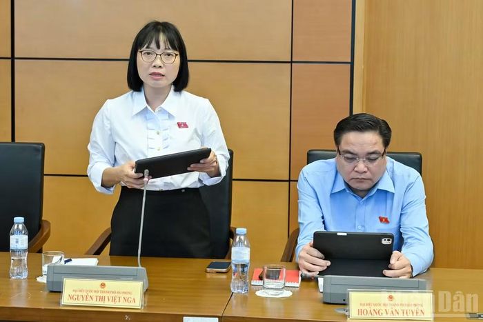 Đại biểu Nguyễn Thị Việt Nga, Phó trưởng Đoàn đại biểu Quốc hội chuyên trách thành phố Hải Phòng phát biểu tại tổ. (Ảnh: THỦY NGUYÊN)