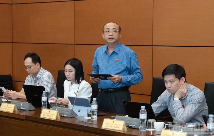 Đại biểu Vũ Tiến Dũng (Đoàn Thanh Hóa) phát biểu tại tổ. (Ảnh: THỦY NGUYÊN)