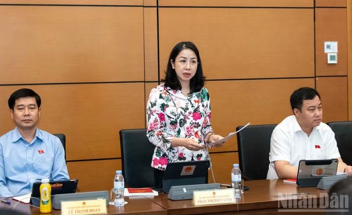 Đại biểu Phan Thị Thùy Linh (Đoàn Thanh Hóa) phát biểu tại tổ. (Ảnh: THỦY NGUYÊN)