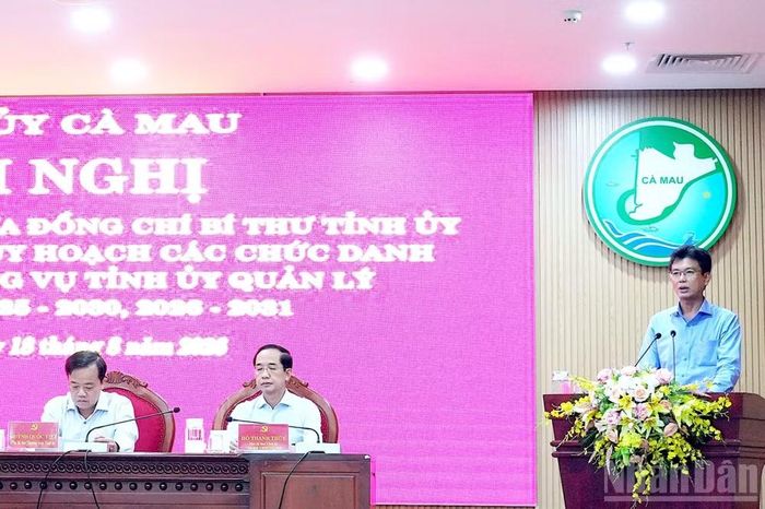 Đồng chí Phạm Thành Phước, Bí thư Đảng ủy xã Phước Long (đứng bên phải) tham gia ý kiến tại buổi gặp mặt lãnh đạo Tỉnh ủy Cà Mau. (Ảnh: HỮU TÙNG)