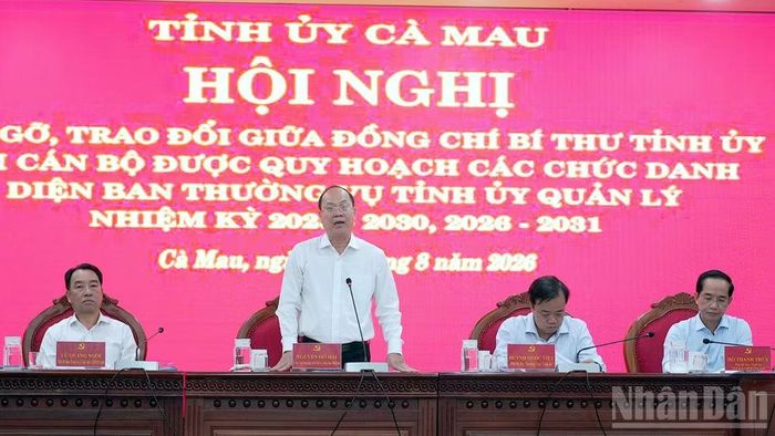 Bí thư Tỉnh ủy Cà Mau Nguyễn Hồ Hải (đứng) phát biểu chỉ đạo tại hội nghị gặp mặt cán bộ được quy hoạch các chức danh diện Ban Thường vụ Tỉnh ủy quản lý nhiệm kỳ 2025-2030, 2026-2031. (Ảnh: HỮU TÙNG)