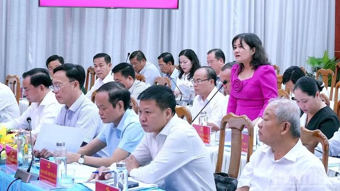 Phó Chủ tịch Ủy ban Mặt trận Tổ quốc Việt Nam tỉnh Cà Mau Võ Thị Ngọc Hân phát biểu ý kiến tại buổi gặp mặt lãnh đạo Tỉnh ủy. (Ảnh: HỮU TÙNG)