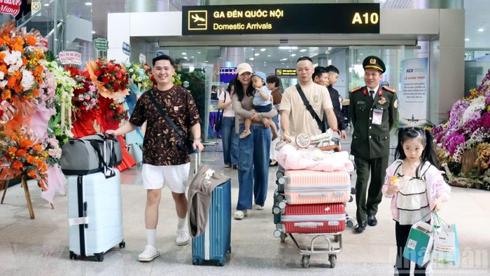 Cảng hàng không quốc tế Liên Khương nhộn nhịp trở lại sau gần 6 tháng tạm ngừng hoạt động để thi công dự án. (Ảnh: MAI VĂN BẢO)