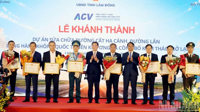 Lãnh đạo tỉnh Lâm Đồng khen thưởng các tập thể có thành tích đưa dự án “sửa chữa đường cất hạ cánh, đường lăn - Cảng hàng không quốc tế Liên Khương” hoàn thành vượt tiến độ. (Ảnh: MAI VĂN BẢO)