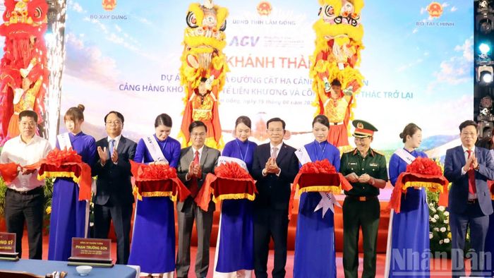 Đại biểu thực hiện nghi thức khánh thành dự án “sửa chữa đường cất hạ cánh, đường lăn - Cảng hàng không quốc tế Liên Khương”. (Ảnh: MAI VĂN BẢO)