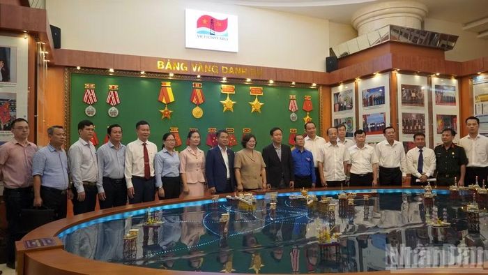 Đoàn khảo sát chụp ảnh lưu niệm với Đảng ủy Vietsovpetro. (Ảnh: Lê Đình Thìn)