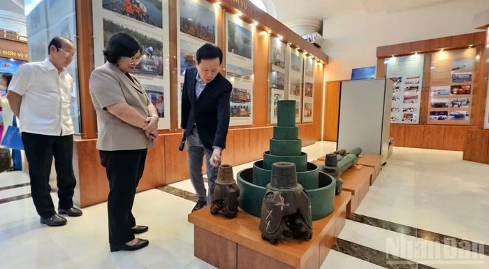 Ông Vũ Mai Khanh, Bí thư đảng ủy, Tổng Giám đốc Vietsovpetro giới thiệu quá trình khai thác dầu khí trước đây với đồng chí Văn Thị Bạch Tuyết (Ảnh: Lê Đình Thìn)