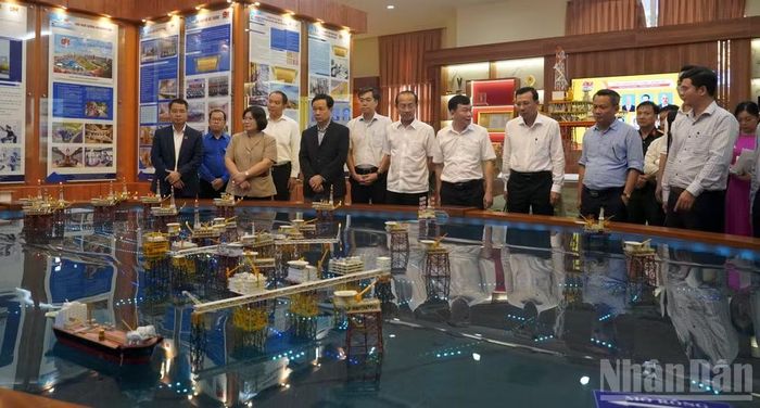 Đoàn khảo sát tham quan mô hình giàn khai thác dầu khí ngoài khơi của Vietsovpetro (Ảnh: Lê Đình Thìn).