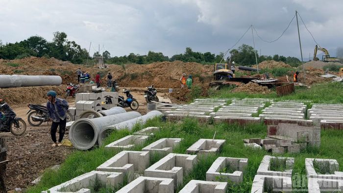 Nhộn nhịp tại công trường của Khu tái định cư tại xã Hàm Liêm.