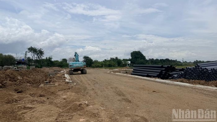 Các đơn vị đang lắp đặt ống thoát nước thải tại khu tái định cư xã Hồng Sơn.