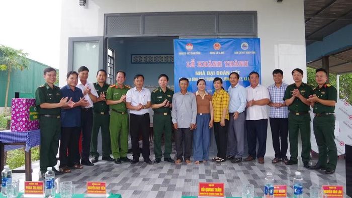 Đại diện các cơ quan, đơn vị và chính quyền địa phương chúc mừng gia đình ông Lương nhân dịp đón nhà mới. (Ảnh: DÂN QUÂN)