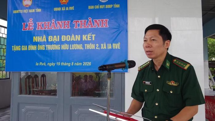 Đại tá Đỗ Quang Thấm, Phó Chính ủy Bộ Chỉ huy quân sự tỉnh Đắk Lắk kiêm Chính ủy Ban Chỉ huy Bộ đội Biên phòng tỉnh phát biểu tại buổi lễ. (Ảnh: DÂN QUÂN)