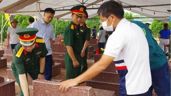 Tiến hành khai quật các phần mộ tại Nghĩa trang liệt sĩ Phúc Trìu. (Ảnh: DUY ĐỨC)