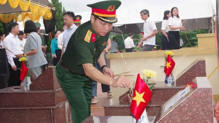 Thắp hương tưởng niệm các Anh hùng liệt sĩ trước khi tiến hành hoạt động khai quật, lấy mẫu. (Ảnh: DUY ĐỨC).