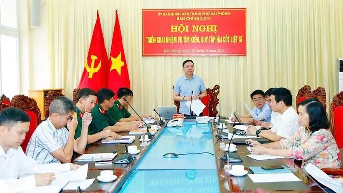 Phó Chủ tịch Ủy ban nhân dân thành phố Hải Phòng, Trưởng Ban Chỉ đạo 515 thành phố Đào Trọng Đức chỉ đạo công tác chuẩn bị, tổ chức khai quật, tìm kiếm hài cốt liệt sĩ tại khu vực Mả Chìa. (Ảnh: NGUYỄN LAN)