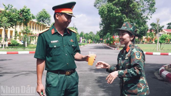 Phút nghỉ ngơi trước khi quay lại luyện tập. (Ảnh: LÊ THÀNH)