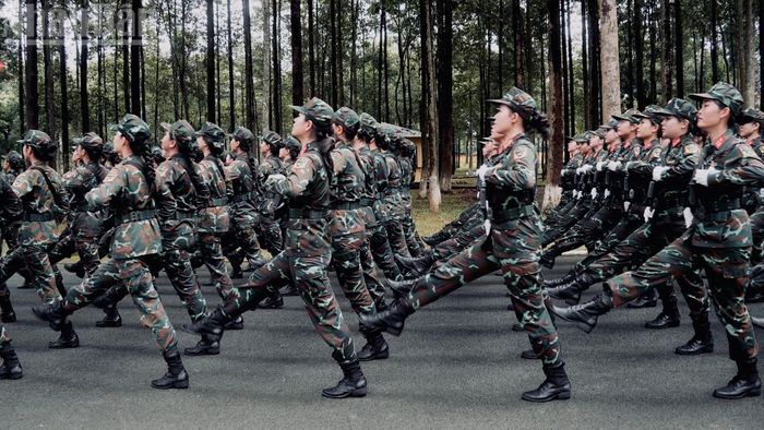 Cường độ tập luyện cao nhưng đội hình vẫn duy trì nhịp bước đều đặn. (Ảnh: LÊ THÀNH)