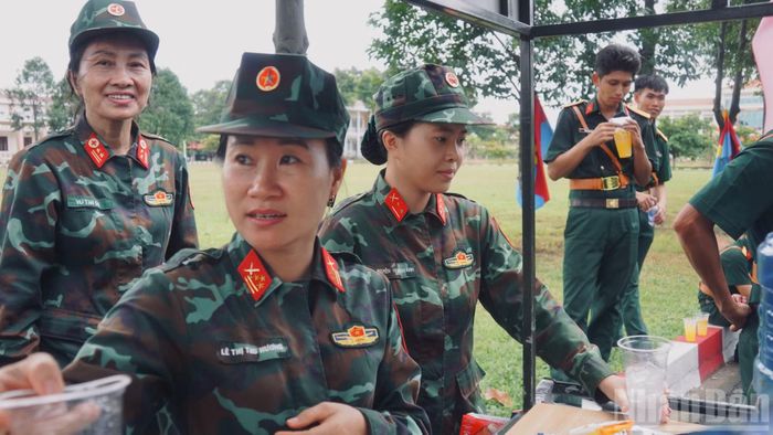 Hội Phụ nữ Sư đoàn 309 tiếp nước cho cán bộ, chiến sĩ Khối Sĩ quan đại diện 5 cánh quân trong thời gian nghỉ giải lao. (Ảnh: LÊ THÀNH)