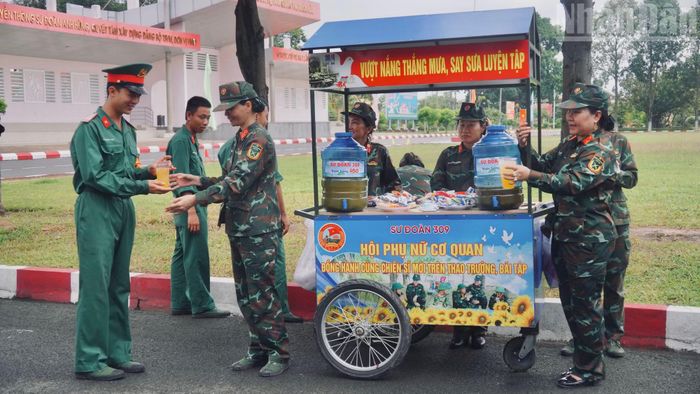 Hoạt động tiếp nước, đồng hành cùng chiến sĩ trên thao trường. (Ảnh: LÊ THÀNH)