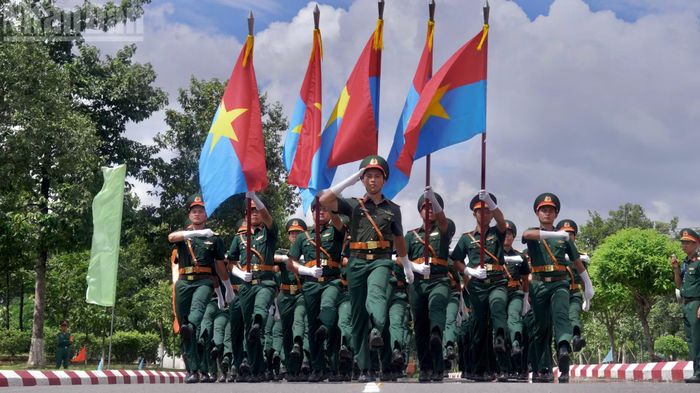 Khối 5 cánh quân mang 5 lá cờ lên sân khấu. (Ảnh: LÊ THÀNH)