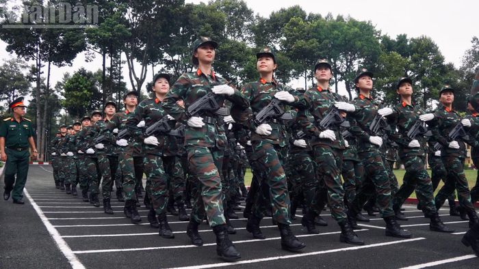 Giáo viên phụ trách theo sát quá trình tập luyện để từng động tác, khoảng cách đạt độ thống nhất cao nhất. (Ảnh: LÊ THÀNH)
