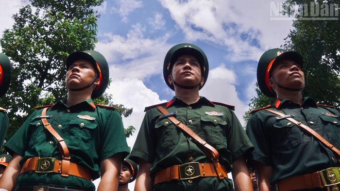 Cán bộ, chiến sĩ thể hiện quyết tâm cao. (Ảnh: LÊ THÀNH)