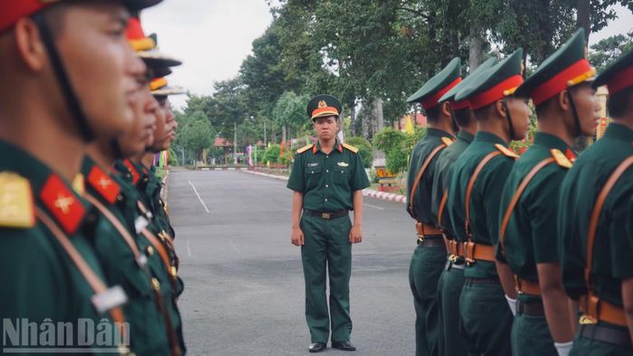 Giáo viên theo dõi, hướng dẫn từng động tác. (Ảnh: LÊ THÀNH)