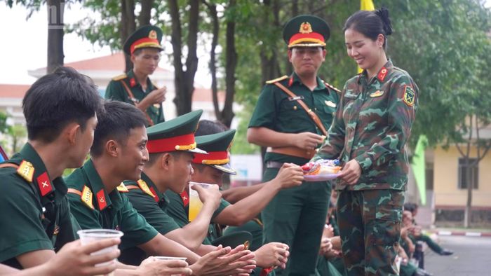 Phút nghỉ ngơi trước khi quay lại luyện tập. (Ảnh: LÊ THÀNH)
