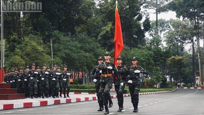 Tổ Quân kỳ gồm ba người, mỗi động tác đòi hỏi độ chính xác cao. (Ảnh: LÊ THÀNH)