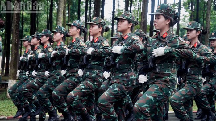 Cường độ tập luyện cao nhưng đội hình vẫn duy trì nhịp bước đều đặn. (Ảnh: LÊ THÀNH)