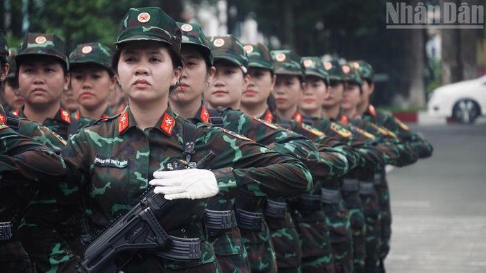 Từng động tác được thực hiện chỉn chu, dứt khoát. (Ảnh: LÊ THÀNH)