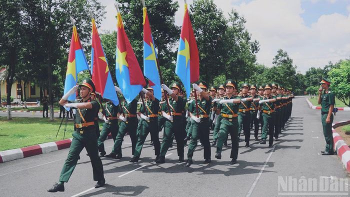 Cán bộ, chiến sĩ thể hiện quyết tâm cao sẵn sàng cho sự kiện. (Ảnh: LÊ THÀNH)