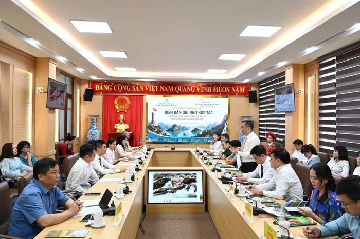 Toàn cảnh chương trình ký kết biên bản ghi nhớ hợp tác truyền thông, quảng bá văn hóa, du lịch tỉnh Tuyên Quang. (Ảnh: Sở Văn hóa, Thể thao và Du lịch Tuyên Quang)