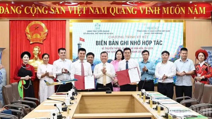 Sở Văn hóa, Thể thao và Du lịch tỉnh Tuyên Quang và Trung tâm Heritage ký kết biên bản ghi nhớ hợp tác truyền thông, quảng bá văn hóa, du lịch. (Ảnh: Sở Văn hóa, Thể thao và Du lịch Tuyên Quang)