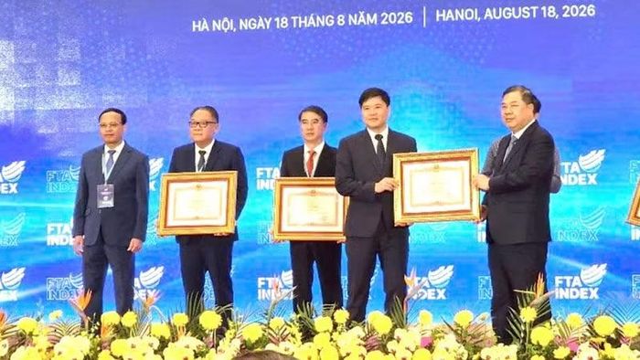 Phó Thủ tướng Thường trực Chính phủ Phạm Gia Túc trao Bằng khen của Thủ tướng Chính phủ cho thành phố Hải Phòng và các tỉnh, thành phố có thành tích trong việc đánh giá kết quả thực hiện các FTA. (Ảnh: NAM NGUYỄN/BÁO CÔNG THƯƠNG)