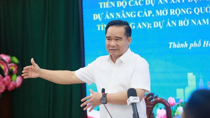 Chủ tịch Ủy ban nhân dân Thành phố Nguyễn Văn Được nghe báo cáo và chỉ đạo sớm khởi công Dự án mở rộng Quốc lộ 1 dịp 2/9. (Ảnh: VÕ LÊ)