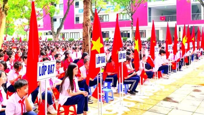Học sinh Trường trung học cơ sở Thạch Bàn (phường Long Biên, thành phố Hà Nội) chuẩn bị cho năm học mới. (Nguồn: Báo Nhân Dân)