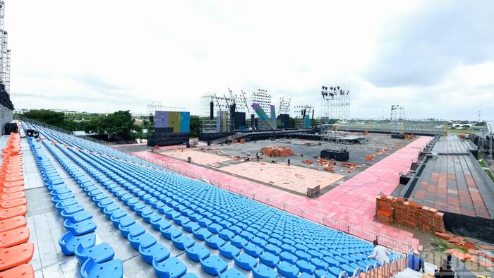 Ghi nhận của phóng viên tại Khu đô thị Vạn Phúc City sáng 19/8, các công nhân, kỹ sư đang phối hợp cùng các đơn vị thi công khẩn trương lắp đặt sân khấu và hoàn thiện cơ sở vật chất, bảo đảm các điều kiện phục vụ chương trình được chuẩn bị chu đáo, an toàn, đúng tiến độ, sẵn sàng đón lượng lớn đại biểu, nghệ sĩ và khán giả tham dự.