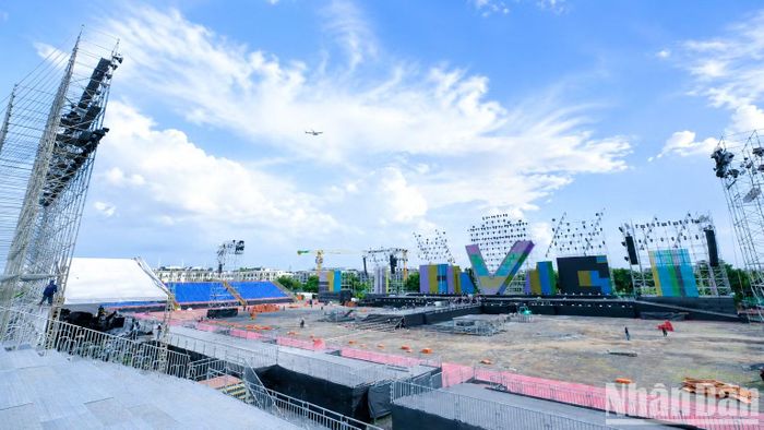 Vượt nắng, thắng mưa, công nhân, kỹ sư miệt mài thi công sân khấu, bảo đảm tiến độ chương trình “Tổ quốc trong tim”.