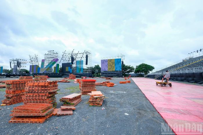 Hệ thống sân khấu có chiều dài 124m, chiều sâu 68m và kết cấu cao 30m, tạo nên không gian biểu diễn quy mô lớn.