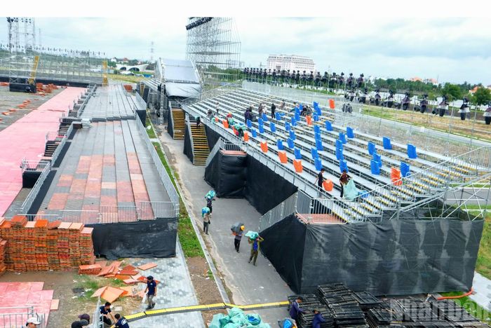 Công tác chuẩn bị được đẩy nhanh, hướng tới hoàn thiện toàn bộ sân khấu và các hạng mục phục vụ chương trình trước giờ diễn.