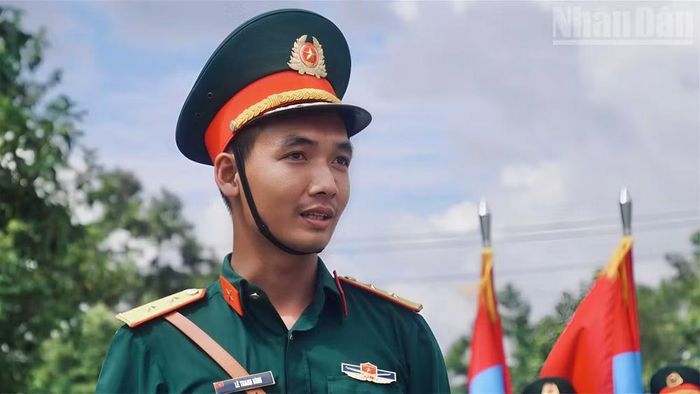 Trung úy Lê Thanh Bình, Khối Sĩ quan đại diện 5 cánh quân. (Ảnh: LÊ THÀNH)